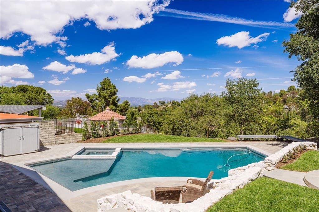 Photo of 4012 Ellenita Ave, Tarzana, CA 91356 (MLS # SR26088585)