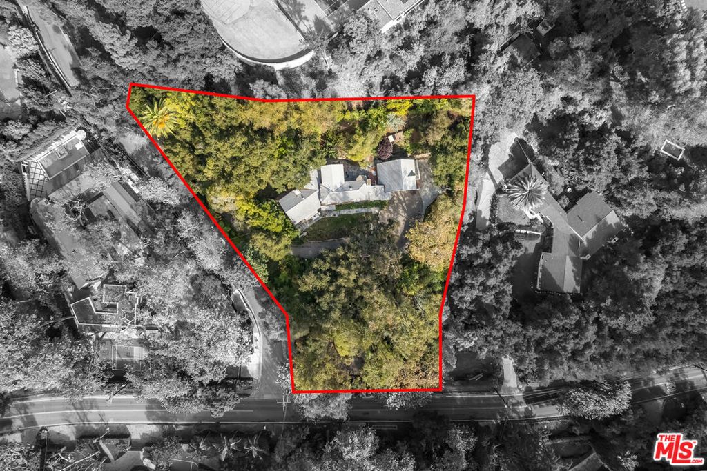 Photo of 2098 Mandeville Canyon Road, Los Angeles, CA 90049 (MLS # 26633801)