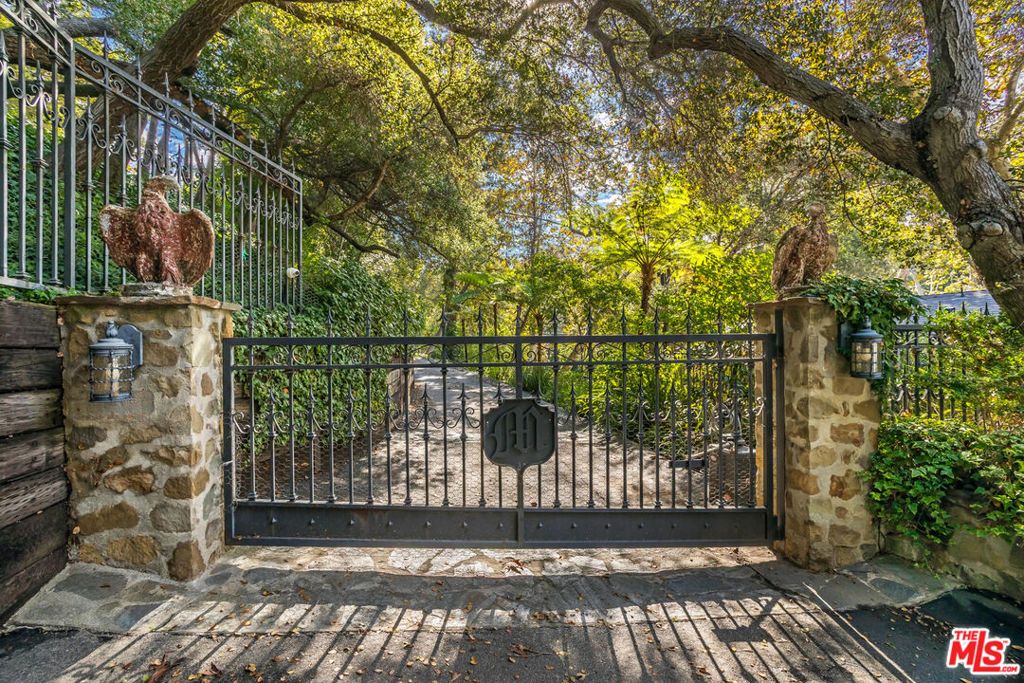 Photo of 2098 Mandeville Canyon Road, Los Angeles, CA 90049 (MLS # 26633801)