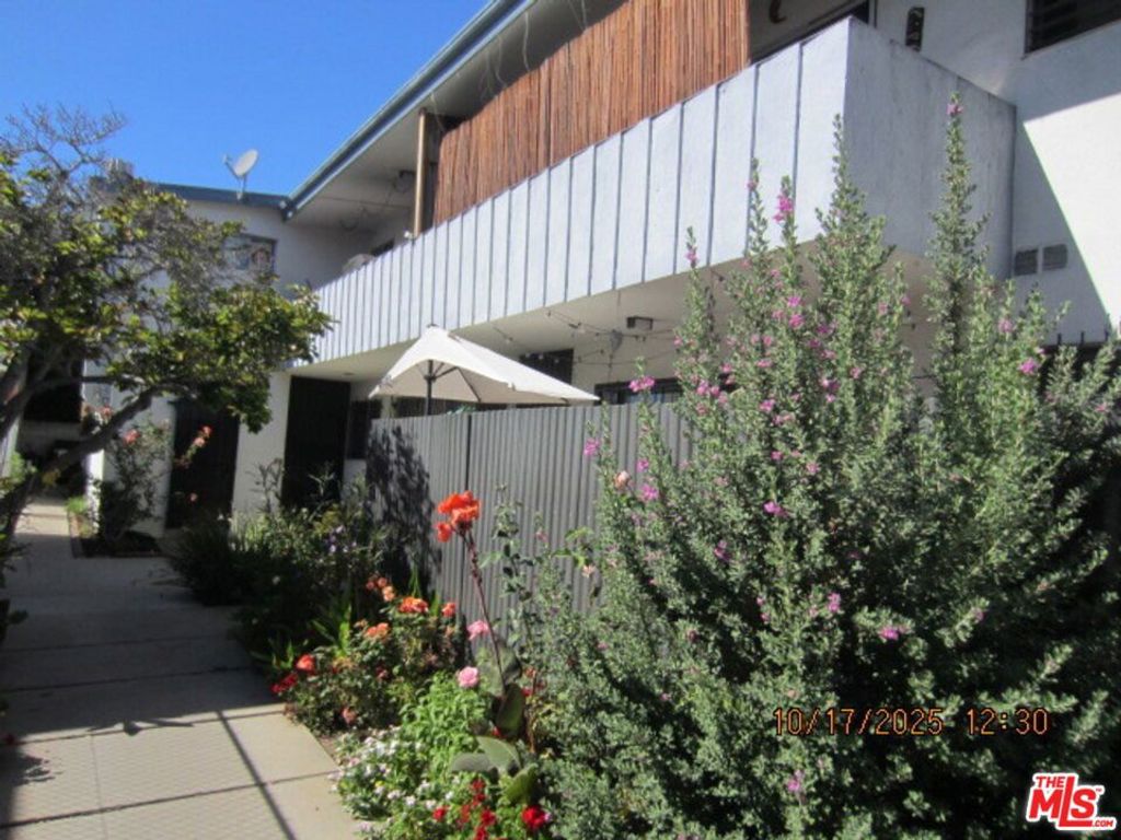 Photo of 811 S Wilton Place, Los Angeles, CA 90005 (MLS # 25608751)