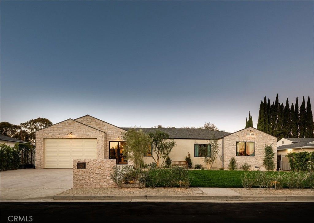 Photo of 15719 Hartsook, Encino, CA 91436 (MLS # SR25274097)