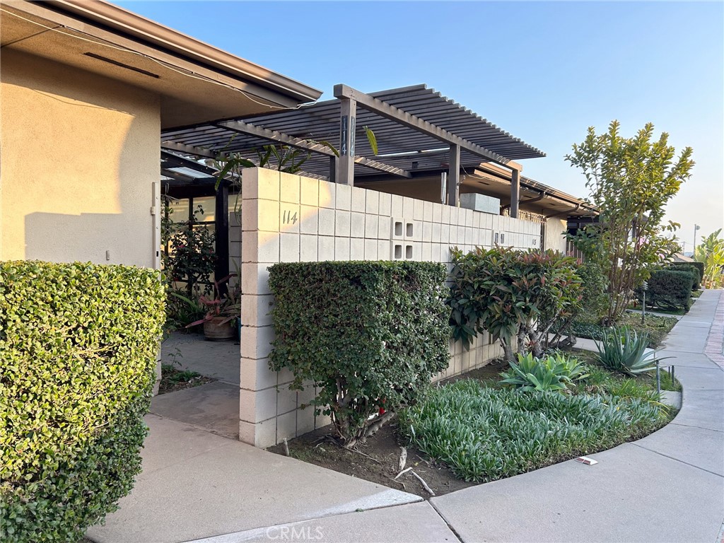 Charming Single-Level Condo in a Highly Sought-After Community!
Discover the perfect blend of comfort and convenience in this desirable single-level condo. The spacious living room seamlessly connects to the dining area, creating a welcoming atmosphere for everyday living and entertaining.
Enjoy easy access to a private patio through sliding glass doors from both the living room and bedroom—ideal for relaxation or hosting guests.
This well-maintained complex offers fantastic amenities, including a community recreation room, laundry facilities, a sparkling pool, a soothing spa, and shuffleboard courts, fostering a sense of community and fun.
Located within walking distance of markets, shops, and public transportation, this property offers unparalleled convenience for all your daily needs. Don't miss the opportunity to make this exceptional condo your next home!