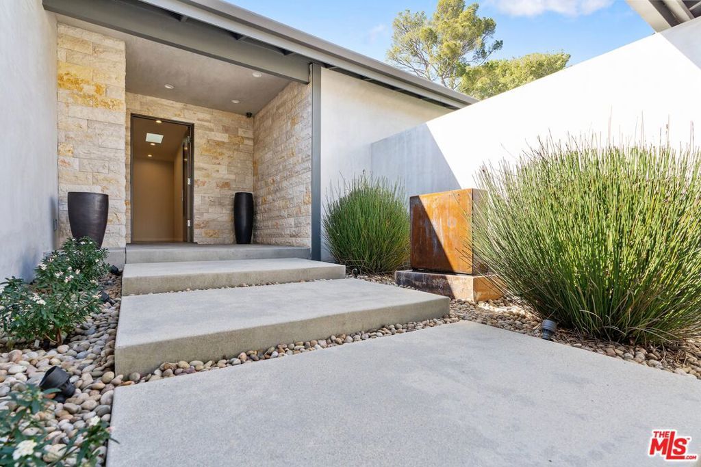 Photo of 2829 Westbrook Avenue, Los Angeles, CA 90046 (MLS # 25612947)