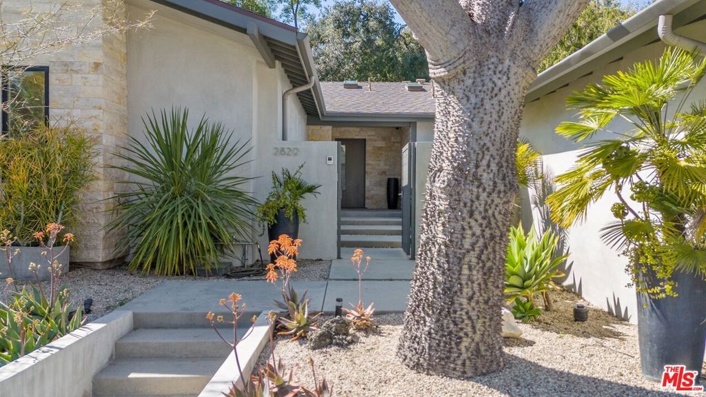 Photo of 2829 Westbrook Avenue, Los Angeles, CA 90046 (MLS # 25612947)