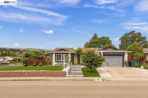 Photo of 9797 Davona Drive Dr, San Ramon, CA 94583 (MLS # 41133407)