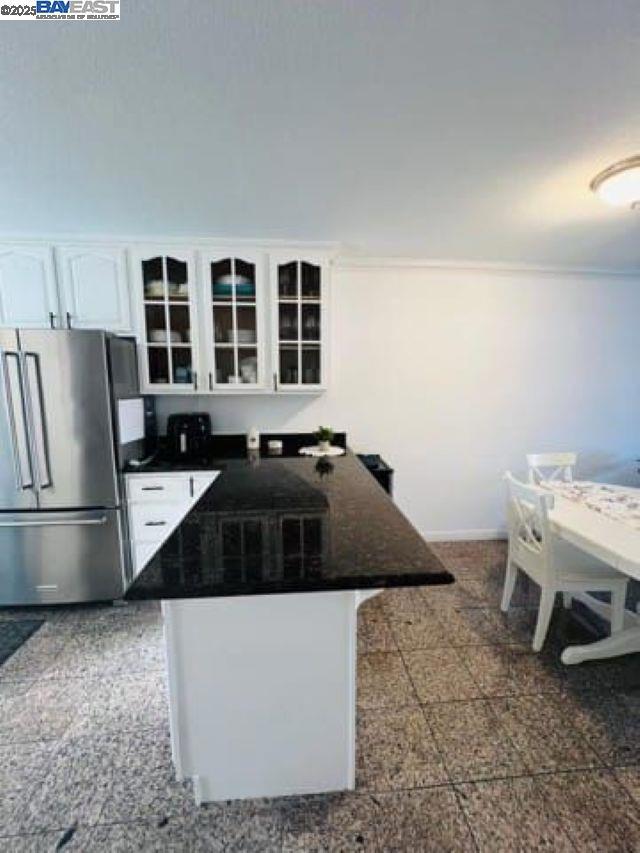Excellent opportunity for first time home buyer in great area in concord. Two story condo end unit features 2 bedrooms 1.5 baths 1,050sq feet of living space. Property is located near shopping centers, mayor streets and freeways. Low HOA dues. Don't miss this great opportunity!!!