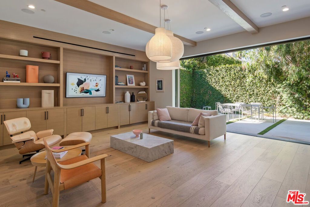 Photo of 831 N Spaulding Avenue, Los Angeles, CA 90046 (MLS # 25584549)