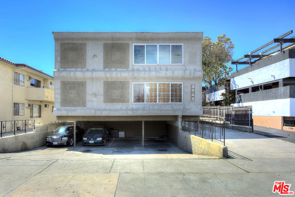 3743 Mclaughlin Avenue