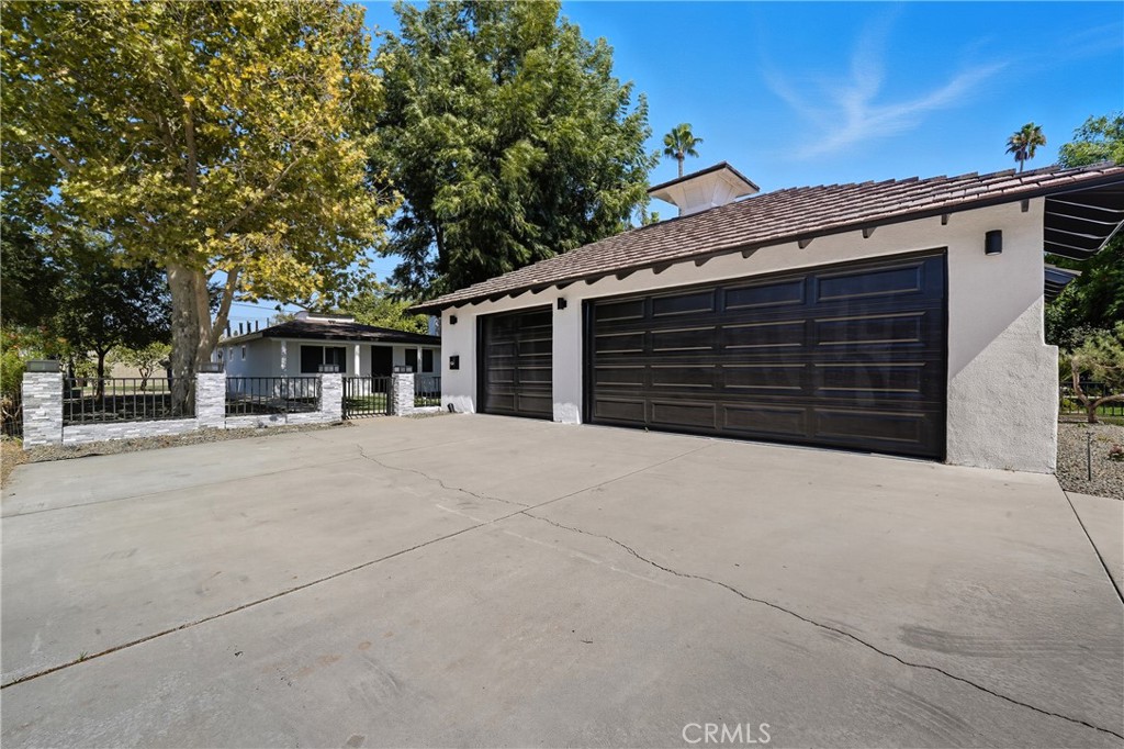 Fully renovated property in the "Wood Streets" neighborhood which is walking distance to Christmas Tree Lane! This beautiful home has been fully remodeled from the inside and out featuring new paint, dual pane windows, plumbing, electrical, floors, fireplace, indoor laundry, bathroom and kitchen.
The house boasts a newer 3-car garage, providing ample storage and parking, along with additional off-street space for an RV. Presenting the rare chance to purchase both properties as a package deal. Every detail has been thoughtfully designed to enhance its historic charm while offering all the comforts of modern living. Located just minutes from downtown Riverside, you'll enjoy easy access to the Mission Inn, trendy restaurants, and vibrant entertainment. Don’t miss this rare opportunity to own a stunning home in one of Riverside’s most iconic neighborhoods!