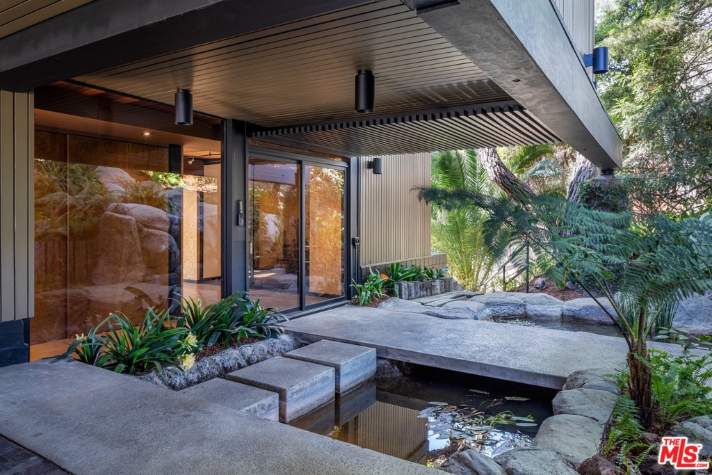 1249 N TIGERTAIL Road