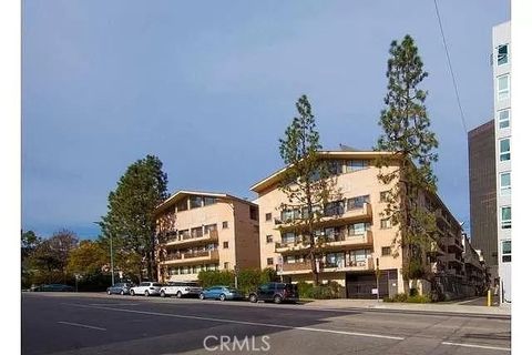 Photo of 1154 S Barrington Ave #102, Los Angeles, CA 90049 (MLS # GD26001625)