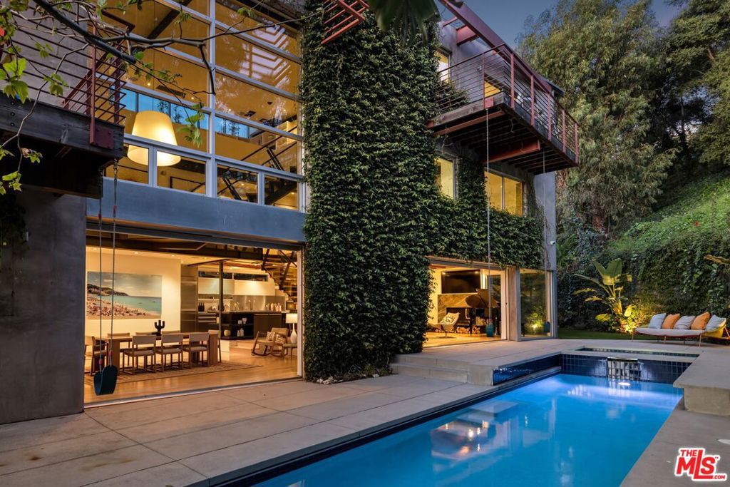 Photo of 562 Stassi Lane, Santa Monica, CA 90402 (MLS # 26661823)