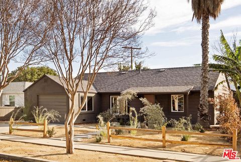 Photo of 17600 Runnymede Street, Van Nuys, CA 91406 (MLS # 26639073)