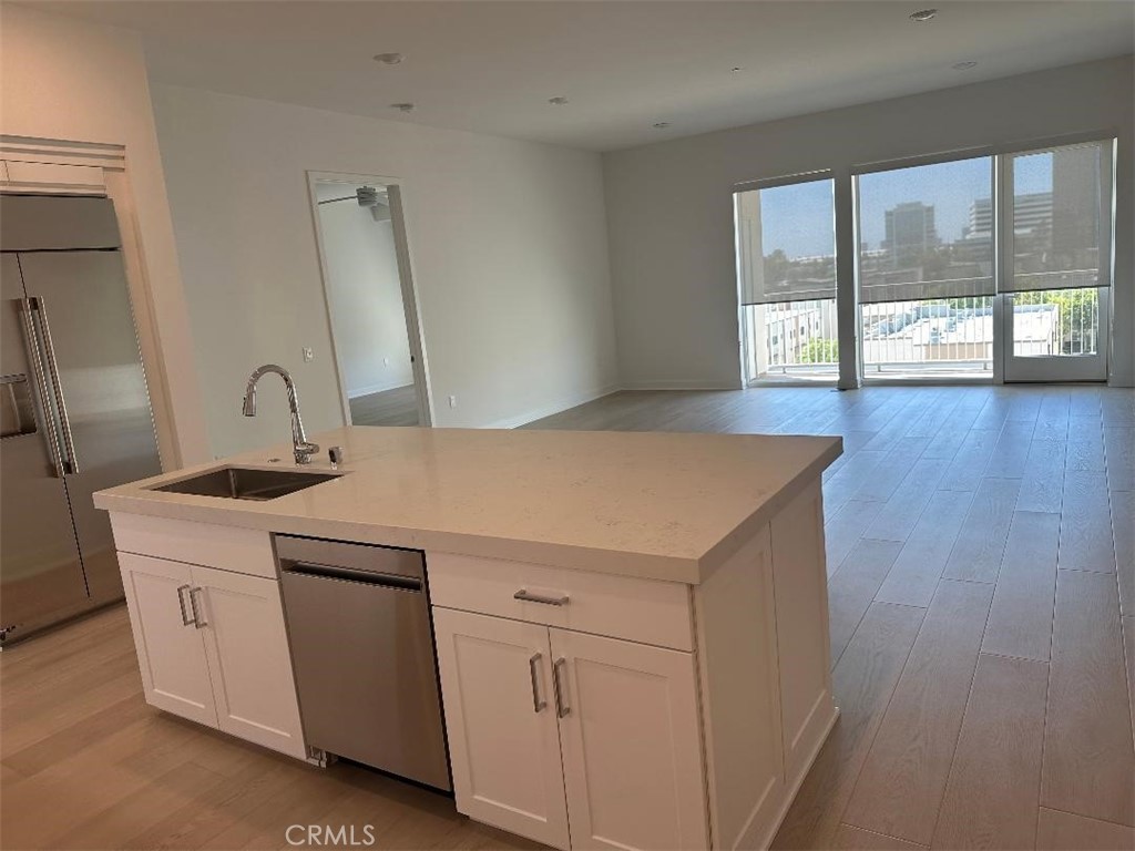 LARGE 3 bed 3 bath . Lexington Central Park West, Stunning Newer construction with view, Wood flooring, One year old appliances, Washer and Dryer, Refrigerator included. Walk in shower, Walk in closet. Dual Vanity in Master bedroom, Additional wall insulation, Shaded windows, Clubhouse, Gyms, Pool, Recreation rooms, Yoga studio, BBQ area, luxury living in the heart of Irvine. 2 designated, gated parking space. walking distance to Mothers Market, Starbucks, Huston stake house and close to Shopping Centers.
