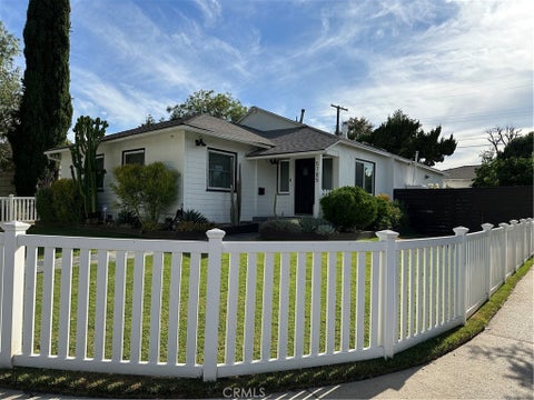 Photo of 5785 Bertrand Avenue, Encino, CA 91316 (MLS # SR26196919)