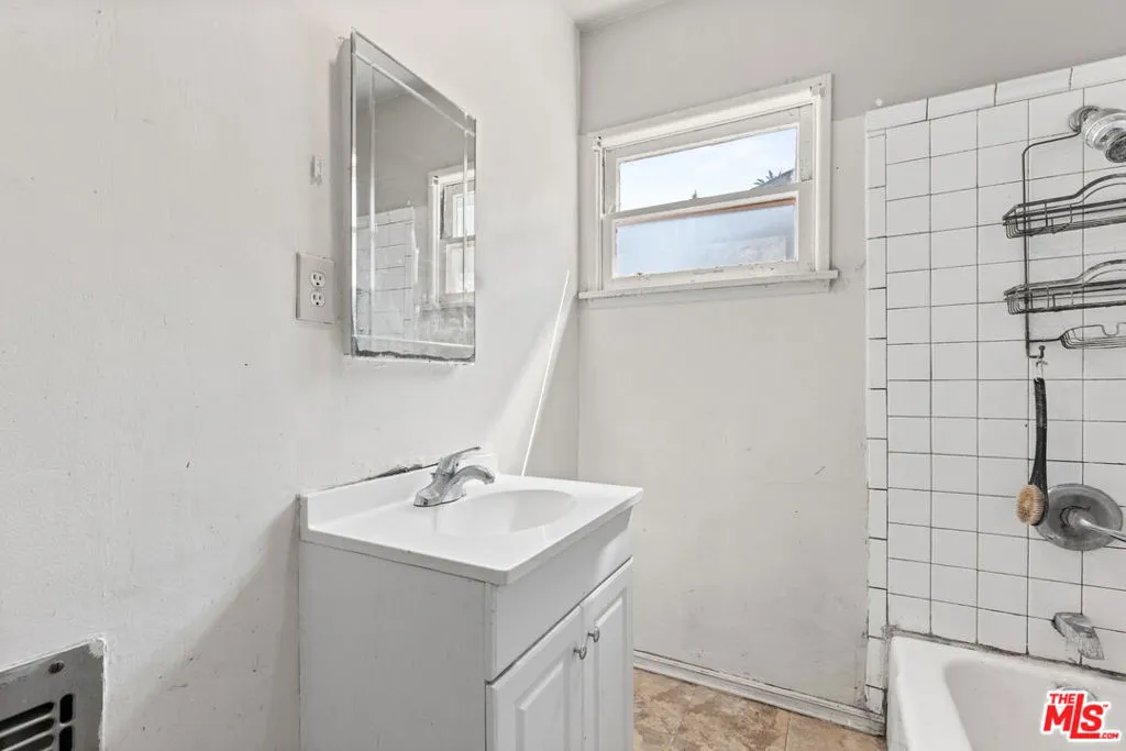 Long Beach, California 90805, United States, 2 Bedrooms Bedrooms, ,2 BathroomsBathrooms,Residential,Active,214018