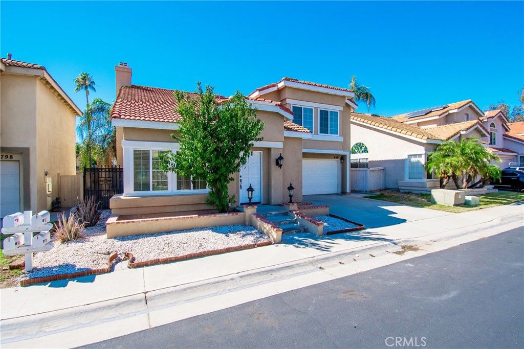 Photo of 800 Vista Real St, Corona, CA 92879 (MLS # CV25243146)