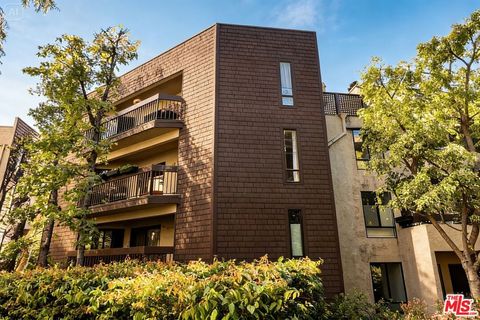 Photo of 950 N Kings Road #245, West Hollywood, CA 90069 (MLS # 26758827)