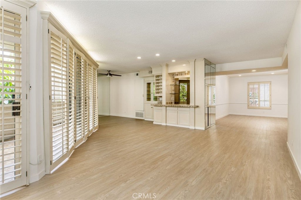 Photo of 5216 Yarmouth Avenue AVE #105, Encino, CA 91316 (MLS # SR26175817)