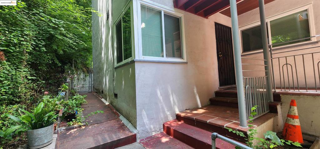 E OAKLAND - Residential Lease