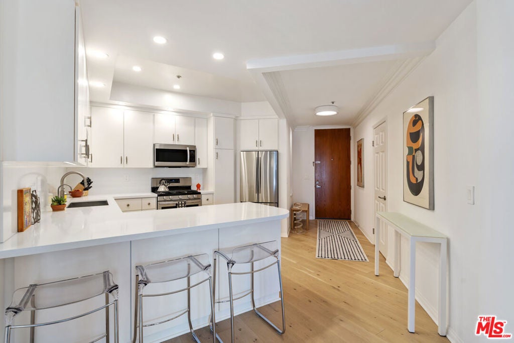12603 Moorpark Street 306