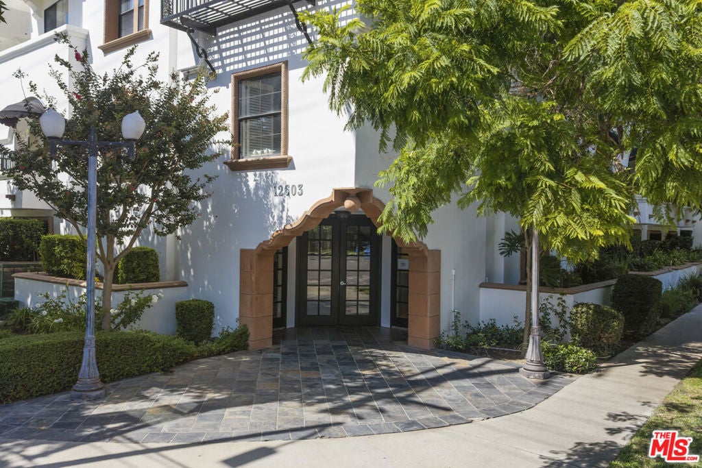 12603 Moorpark Street 306