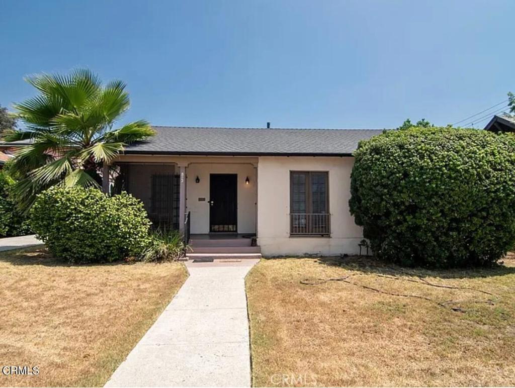 Nestled in the heart of Pasadena, close to Old Town and the 210 freeway sits an oversized one bedrooom/one full bathroom unit within a triplex. Upon entering, glossy harwood floors flow through out the home. Three walk in closets are perfect for storage or an office area. The kitchen is adjacent to the dinning room space and also features a seperate laundry room. A backdoor allows easy access to the parking space and oversized backyard. If you are looking for something that feels more like a home come see this lovely craftsman styled unit.