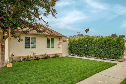Photo of 13932 13930 Wyandotte, Van Nuys, CA 91405 (MLS # GD25234514) Photo of 13932 13930 Wyandotte, Van Nuys, CA 91405 (MLS # GD25234514)