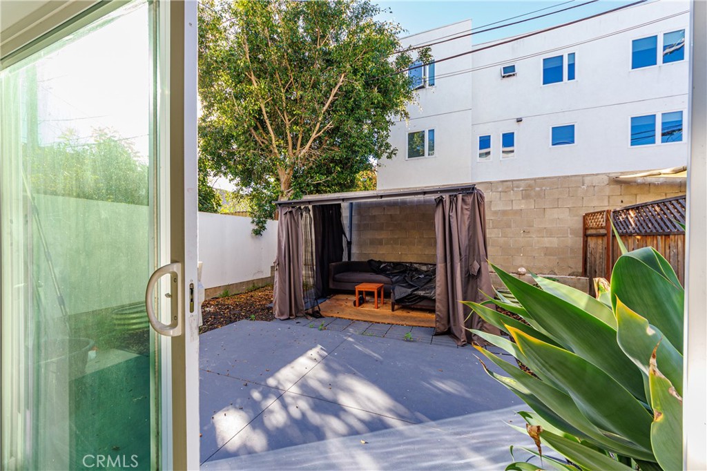 1121 N Berendo