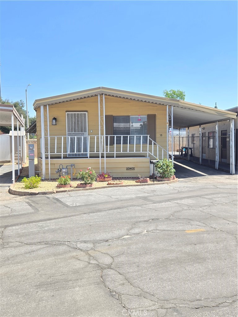 840 E Foothill blvd E 38