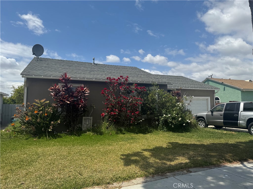 Welcome to your next opportunity! This cozy starter home is ideally located in the heart of Downey, just minutes from major freeways, shopping centers, and Kaiser Permanente – making daily errands and commuting a breeze.
Perfect for first-time buyers or savvy investors, this home offers great potential and just the right amount of TLC to make it your own. Whether you're looking to settle in a well-established neighborhood or invest in a property with promise, this is your chance to create lasting value in a highly desirable area.
Don’t miss this great opportunity to own in Downey – bring your vision and a little elbow grease to make this home truly shine!