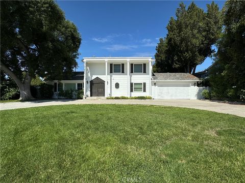 Photo of 23861 Crosson Drive, Woodland Hills, CA 91367 (MLS # SR26065922)