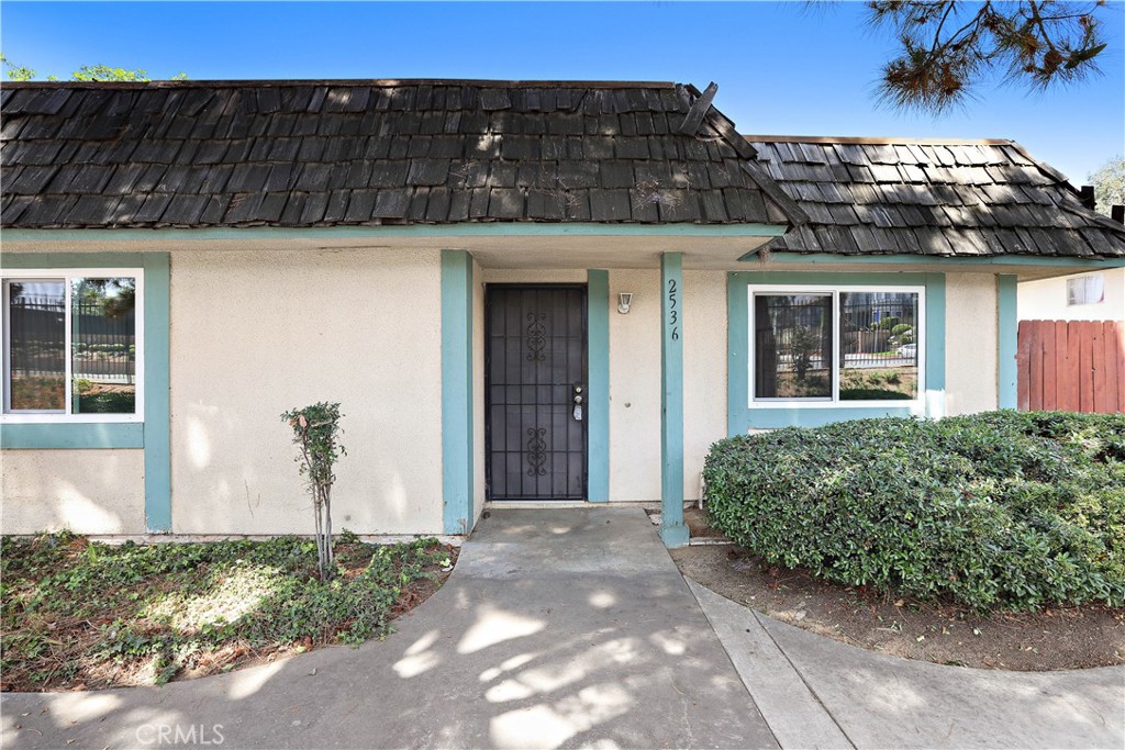 Welcome to University Greens newest listing!(NEAR UCR) This condo features All New upgrades such as All New interior paint (June 2025), All New Flooring (2024), All New Dual Pane Windows (June 2025), All New stainless steel appliances (June 2025), All New quartz countertops (2024), All New light fixtures throughout the home (2025), All New reglazing of the tub/showers (June 2025), & so much more. This UCR home features 3 bedrooms & 2 bathrooms making it ideal for those looking for a close commute to work, school, & most of all shopping. The community offers gated ingress/egress, common area landscaping, pool service, & exterior home owners insurance. Some key features compared to the other units is that this home offers a private backyard and no upstairs units above subject home. Don't miss your chance to own a home in the UCR neighborhood for under $400,000.