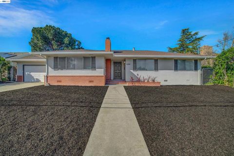 Photo of 4284 4284 Hillview Dr Dr, Pittsburg, CA 94565 (MLS # 41125833)