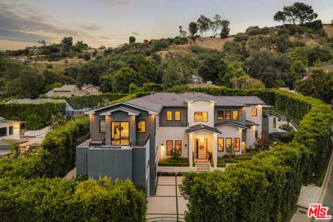Photo of 15321 Kingswood Lane, Sherman Oaks, CA 91403 (MLS # 26861983)