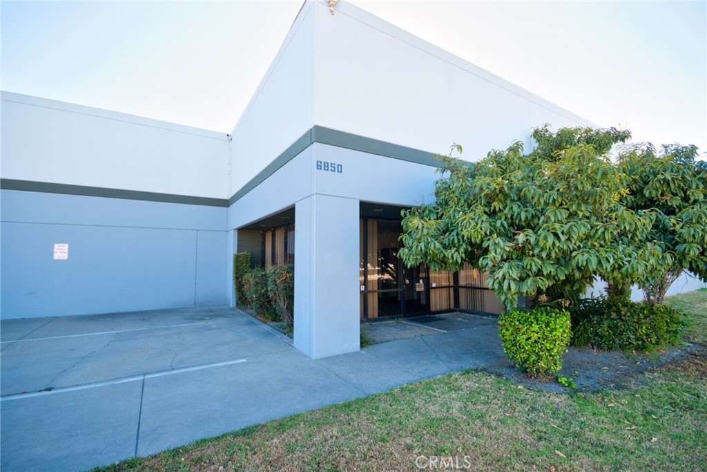 Prime Bell Gardens Industrial! Now leasing 6848 & 6850 Suva St—clean, secure warehouse space with fenced yard, docks, and roll-up door in a gated M1 complex just off the 5 & 710 Freeways. Units can be leased individually or expanded by adding 6842 & 6844 Suva St within the same industrial park, offering flexible configurations and rare opportunities for logistics, distribution, or light manufacturing in Los Angeles County. lease rate $1 + $.35 NNN + 150 water per month or text for detail.