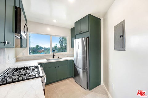 Photo of 16185 W Sunset Blvd BLVD #5, Pacific Palisades, CA 90272 (MLS # 26985815)