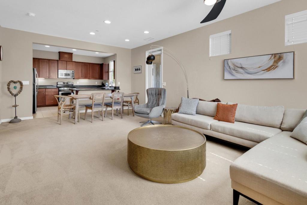 3592 Broad Street 204