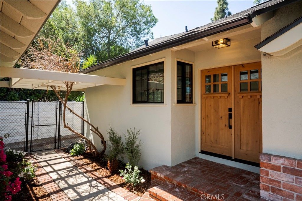 Photo of 6611 Glade Ave, Woodland Hills, CA 91303 (MLS # CV26076737)