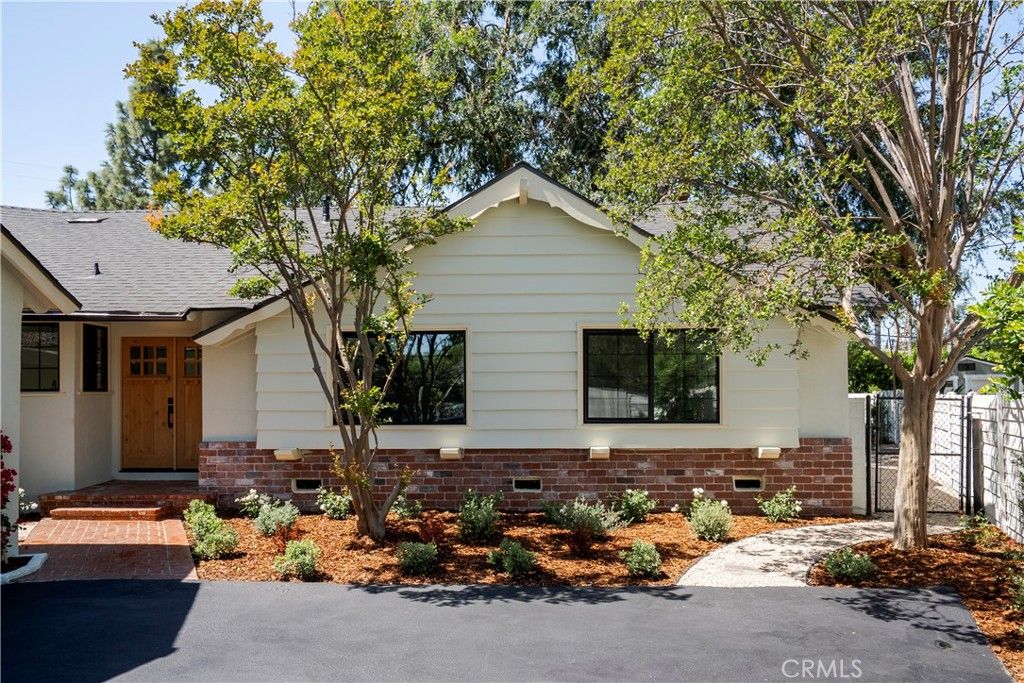 Photo of 6611 Glade Ave, Woodland Hills, CA 91303 (MLS # CV26076737)