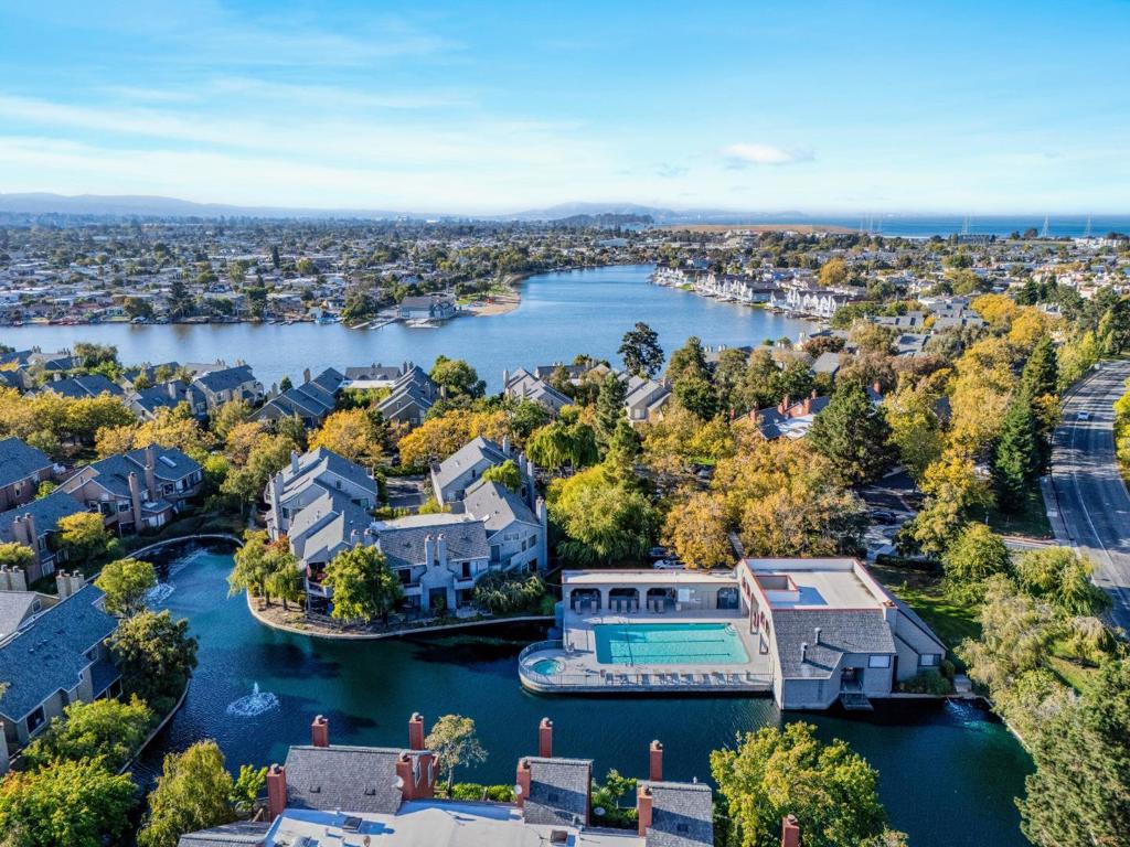 953 Shoreline Drive