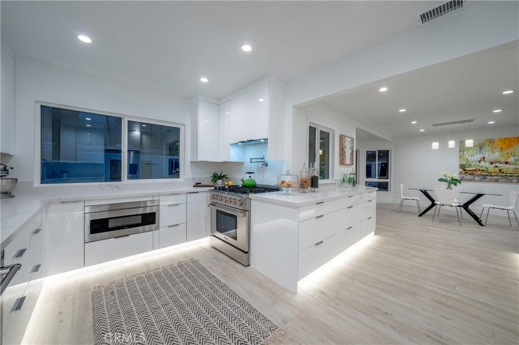 1657 S Sunrise