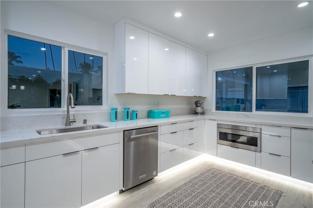 1657 S Sunrise