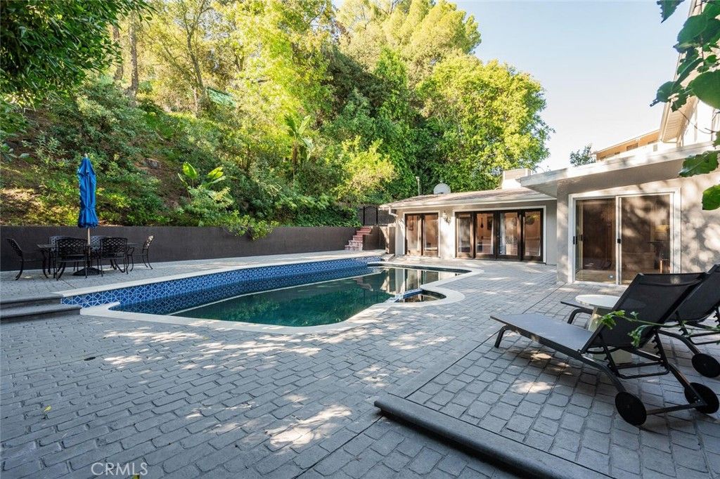 Photo of 3325 Alginet, Encino, CA 91436 (MLS # SR25270718)