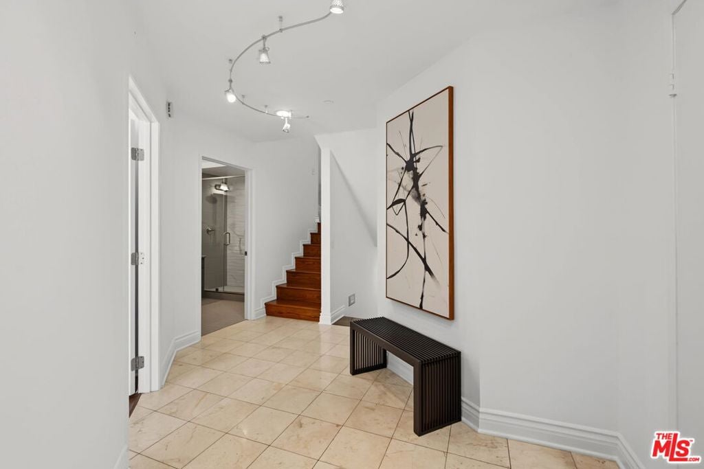 1222 N Kings Road 8