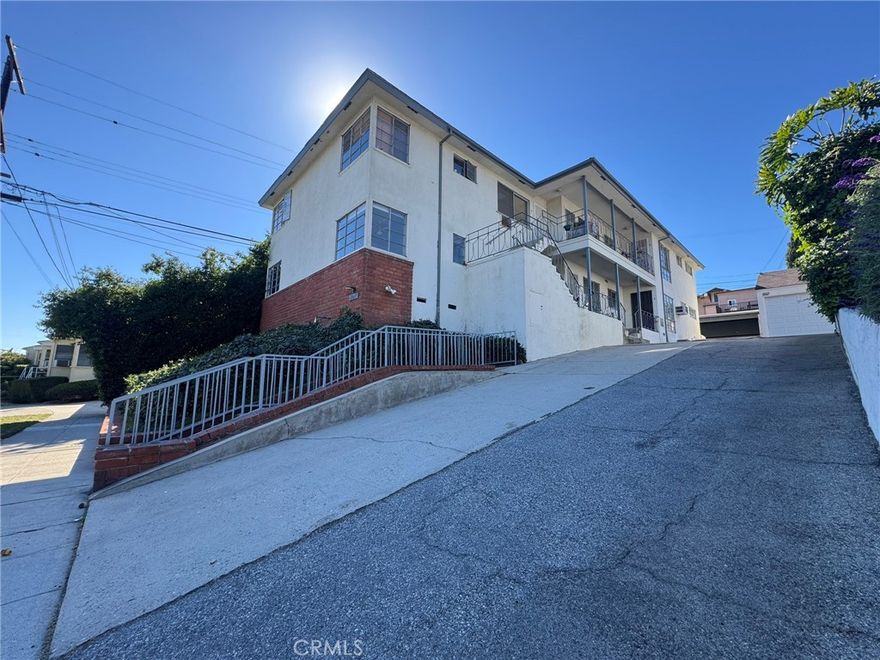 2 Bed, 1 Bath unit on the 1st floor.  Kitchen is equipped with a fridge and stove/oven. 1 parking space with storage is included. Community laundry area onsite. Located just blocks away from the Greek Theater, LA Zoo, Observatory, restaurants, shopping and more!