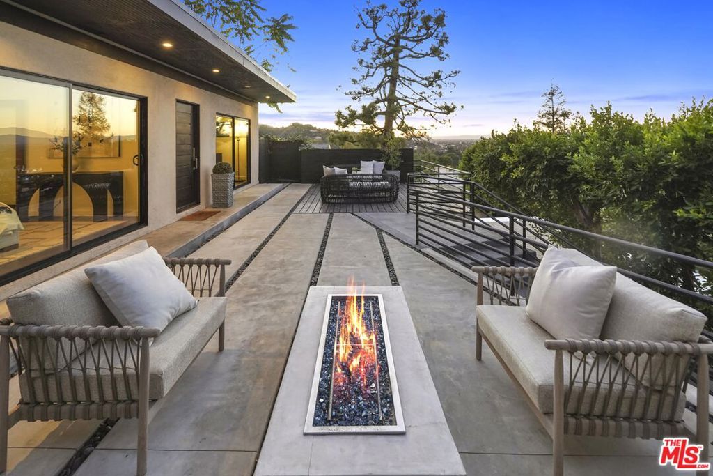 Photo of 3838 Buena Park Drive, Studio City, CA 91604 (MLS # 25631457)