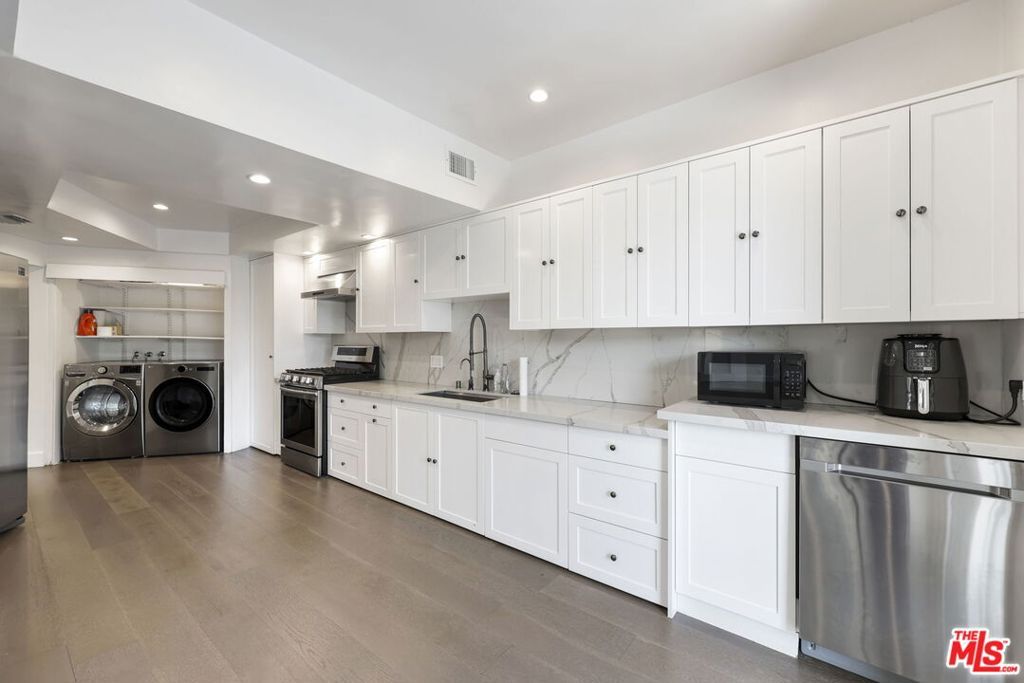 Photo of 723 Westmount Drive #206, West Hollywood, CA 90069 (MLS # 26705115)