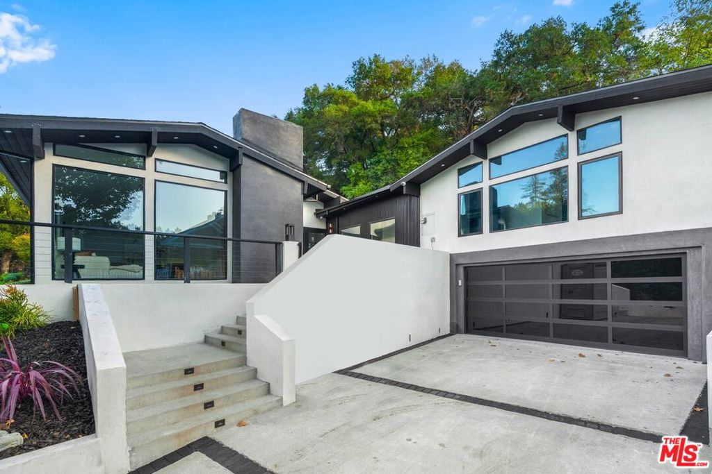 Photo of 3873 Royal Woods Drive, Sherman Oaks, CA 91403 (MLS # 26846519)
