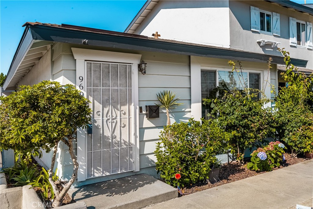 Discover this beautifully updated and generously sized one-bedroom residence nestled in the sought-after Huntington Continental community, just minutes from the beach. Move-in ready, this home showcases an elegant kitchen with sleek onyx countertops, rich hardwood flooring throughout the main living spaces, and a stylishly remodeled bathroom featuring a walk-in shower. Enjoy the serenity of your own private patio or unwind in the inviting courtyard right outside your door. As a resident, you’ll also have access to an array of amenities, including two sparkling pools, a relaxing spa, a clubhouse, a large playground, barbecue areas, and more. Don’t miss the chance to make this charming home yours, schedule a showing today!